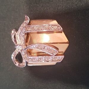 Vintage  present pin